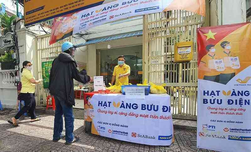 Vietnam Post tặng gạo cho hơn 233.000 người dân khó khăn tại 6 tỉnh, thành phía Nam
