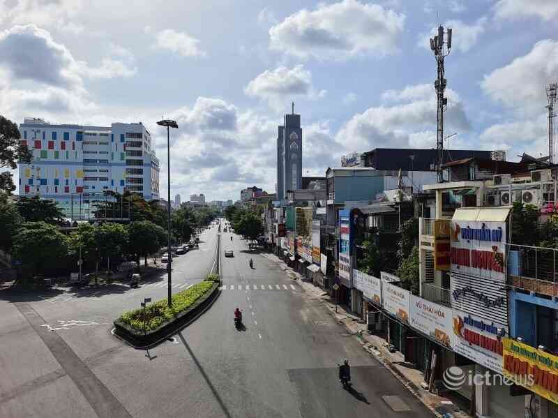 Sài Gòn vắng vẻ sáng cuối tuần dưới ống kính smartphone