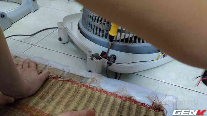Quạt điện chạy lờ đờ, đã lau dầu mà không hiệu quả? Dùng kiến thức vật lý cấp III để chữa mà chỉ tốn có 8K thôi nhé! - Ảnh 5. Quạt điện chạy lờ đờ, đã lau dầu mà không hiệu quả? Dùng kiến thức vật lý cấp III để chữa mà chỉ tốn có 8K thôi nhé! - Ảnh 5.