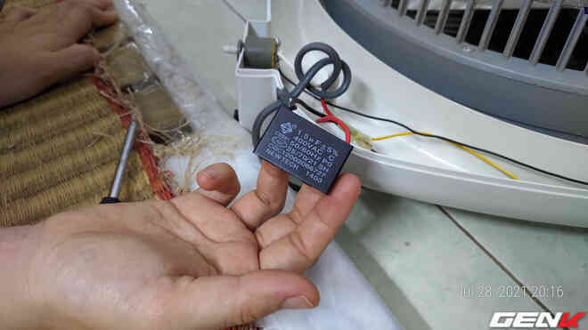 Quạt điện chạy lờ đờ, đã lau dầu mà không hiệu quả? Dùng kiến thức vật lý cấp III để chữa mà chỉ tốn có 8K thôi nhé! - Ảnh 6. Quạt điện chạy lờ đờ, đã lau dầu mà không hiệu quả? Dùng kiến thức vật lý cấp III để chữa mà chỉ tốn có 8K thôi nhé! - Ảnh 6.