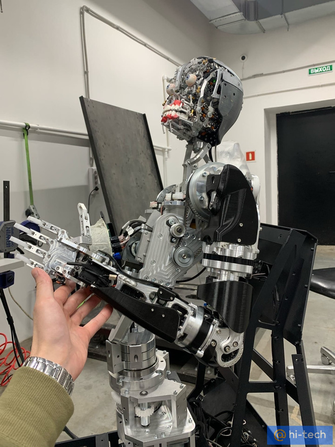 Rợn tóc gáy với mẫu robot quá giống người Cyborg Terminator của Nga: có thể biến thành bất cứ người nào - Ảnh 1. Rợn tóc gáy với mẫu robot quá giống người Cyborg Terminator của Nga: có thể biến thành bất cứ người nào - Ảnh 1.