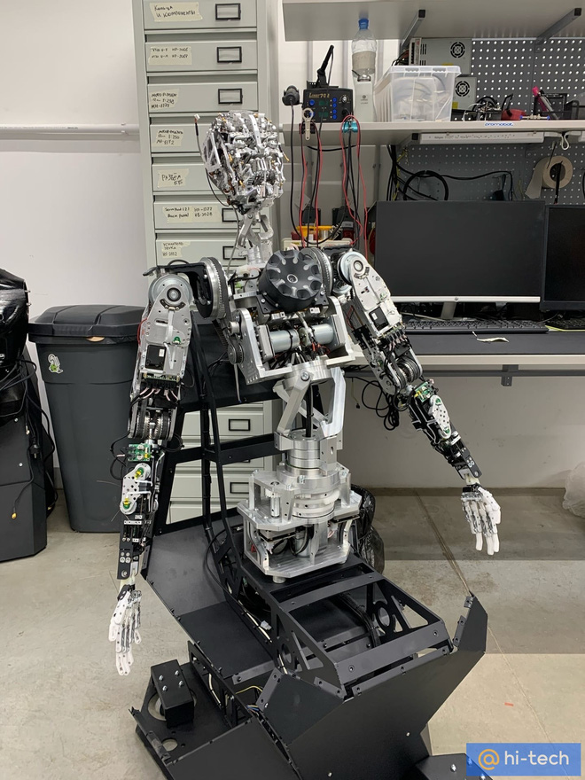 Rợn tóc gáy với mẫu robot quá giống người Cyborg Terminator của Nga: có thể biến thành bất cứ người nào - Ảnh 3. Rợn tóc gáy với mẫu robot quá giống người Cyborg Terminator của Nga: có thể biến thành bất cứ người nào - Ảnh 3.