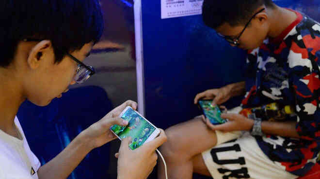 Bị giới hạn giờ chơi game, trẻ em Trung Quốc lên mạng thuê tài khoản người lớn để đối phó - Ảnh 1.
