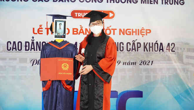 Trường Việt Nam dùng Robot nhận bằng tốt nghiệp thay sinh viên - Ảnh 2.