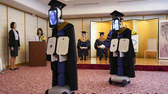 Trường Việt Nam dùng Robot nhận bằng tốt nghiệp thay sinh viên - Ảnh 5. Trường Việt Nam dùng Robot nhận bằng tốt nghiệp thay sinh viên - Ảnh 5.