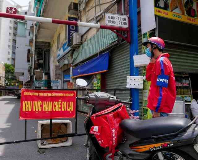 Cảm phục nỗ lực mưu sinh của những shipper “bám trụ mặt đường” giữa mùa dịch COVID-19