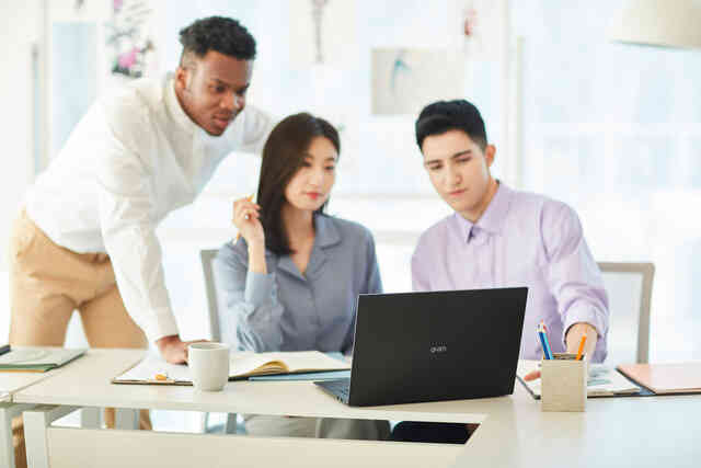 Đi cùng những đợi giãn cách xã hội, giới trẻ càng tinh gọn bàn làm việc như thế nào? - Ảnh 1. Đi cùng những đợi giãn cách xã hội, giới trẻ càng tinh gọn bàn làm việc như thế nào? - Ảnh 1.