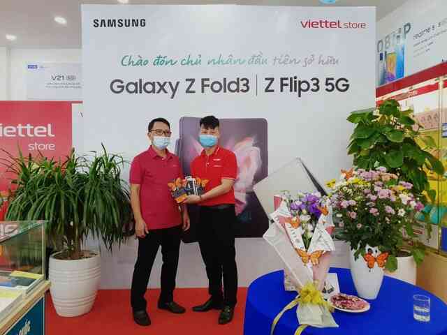 Đúng hẹn, người dùng đặt mua trước đã được trên tay Galaxy Z trước giờ G nhờ nỗ lực phi thường của Samsung - Ảnh 3. Đúng hẹn, người dùng đặt mua trước đã được trên tay Galaxy Z trước giờ G nhờ nỗ lực phi thường của Samsung - Ảnh 3.