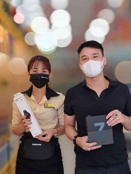 Đúng hẹn, người dùng đặt mua trước đã được trên tay Galaxy Z trước giờ G nhờ nỗ lực phi thường của Samsung - Ảnh 4. Đúng hẹn, người dùng đặt mua trước đã được trên tay Galaxy Z trước giờ G nhờ nỗ lực phi thường của Samsung - Ảnh 4.