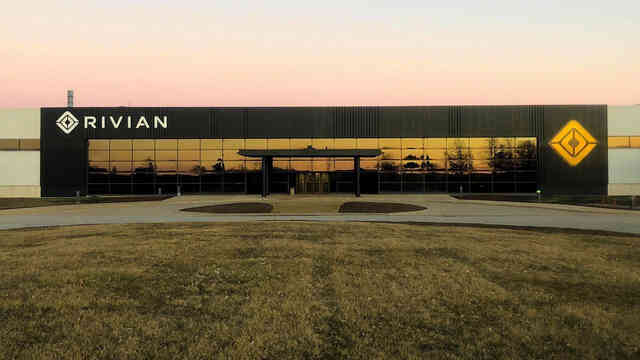 Rivian - gã khôn ngoan “đứng trên vai” Tesla: Chọn phân khúc không cạnh tranh với Elon Musk, vừa nhận đầu tư khủng vừa lấy đơn hàng béo bở từ Amazon - Ảnh 2. Rivian - gã khôn ngoan “đứng trên vai” Tesla: Chọn phân khúc không cạnh tranh với Elon Musk, vừa nhận đầu tư khủng vừa lấy đơn hàng béo bở từ Amazon - Ảnh 2.