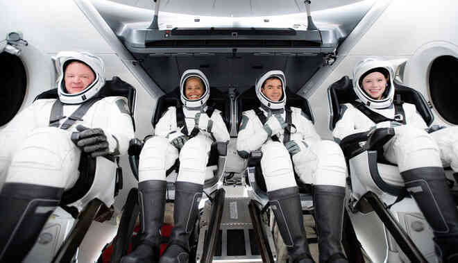 Là kỳ phùng địch thủ của nhau, nhưng SpaceX của Elon Musk vừa đạt một thành tích làm cả Jeff Bezos cũng phải ngả mũ kính phục - Ảnh 1. Là kỳ phùng địch thủ của nhau, nhưng SpaceX của Elon Musk vừa đạt một thành tích làm cả Jeff Bezos cũng phải ngả mũ kính phục - Ảnh 1.