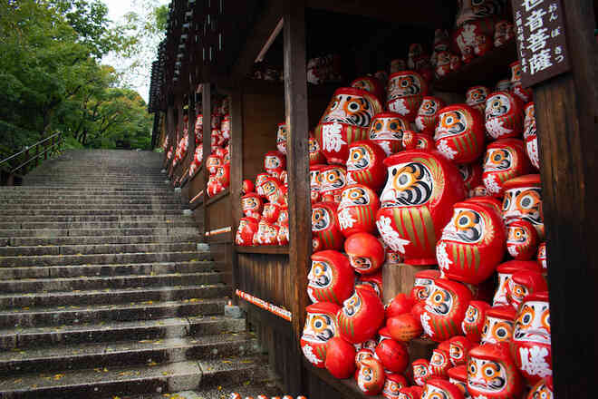Tìm hiểu về búp bê Daruma của Nhật Bản - một loại bùa may mắn với truyền thống phong phú - Ảnh 2.