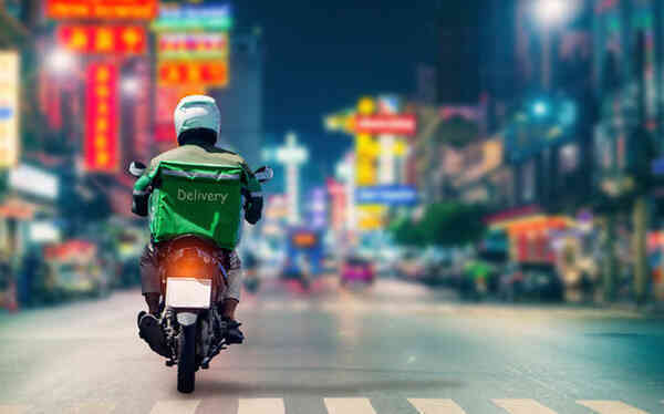 Chuyện Singapore muốn đòi lại công bằng cho shipper: Xuất hiện nhiều nhất, quan trọng nhất trong đại dịch nhưng lại đang bán sức với thu nhập ít ỏi, không lương cơ bản, không bảo hiểm - Ảnh 1. Chuyện Singapore muốn đòi lại công bằng cho shipper: Xuất hiện nhiều nhất, quan trọng nhất trong đại dịch nhưng lại đang bán sức với thu nhập ít ỏi, không lương cơ bản, không bảo hiểm - Ảnh 1.