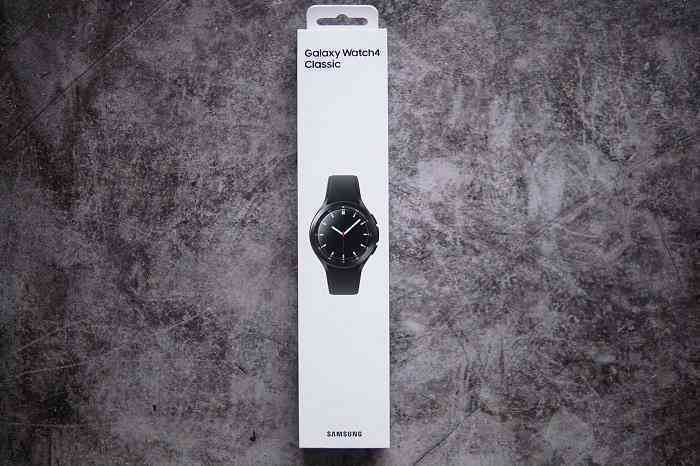 Mở hộp Galaxy Watch4 Classic: Thiết kế truyền thống, tính năng thông minh, hiệu năng mạnh mẽ