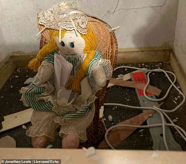 Vừa mua lại căn nhà, chàng giáo viên phát hiện được khuyến mãi búp bê ma ám như Annabelle - Ảnh 4. Vừa mua lại căn nhà, chàng giáo viên phát hiện được khuyến mãi búp bê ma ám như Annabelle - Ảnh 4.