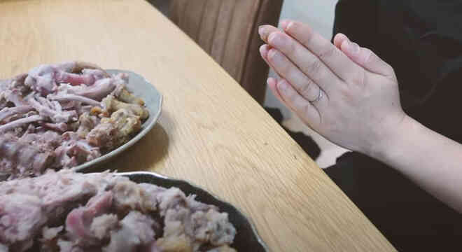 YouTuber Nhật đăng video gây sốc: Chăm sóc lợn con như thú cưng trong 100 ngày rồi làm thịt - Ảnh 2. YouTuber Nhật đăng video gây sốc: Chăm sóc lợn con như thú cưng trong 100 ngày rồi làm thịt - Ảnh 2.