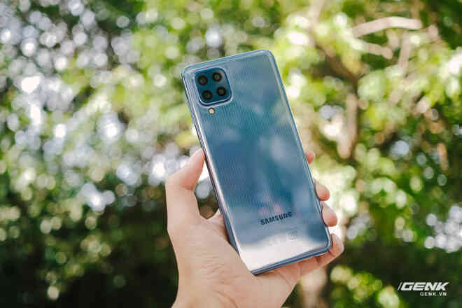 Samsung giữ vững ngôi vương trên đường đua smartphone tầm trung, nâng cấp màn hình nhưng vẫn giữ cấu hình mạnh mẽ - Ảnh 2.
