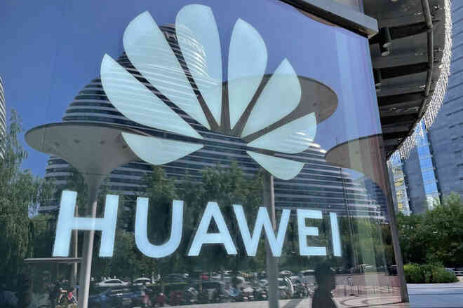 Huawei thiệt hại 30 tỷ USD vì lệnh cấm vận của Mỹ - Ảnh 1. Huawei thiệt hại 30 tỷ USD vì lệnh cấm vận của Mỹ - Ảnh 1.