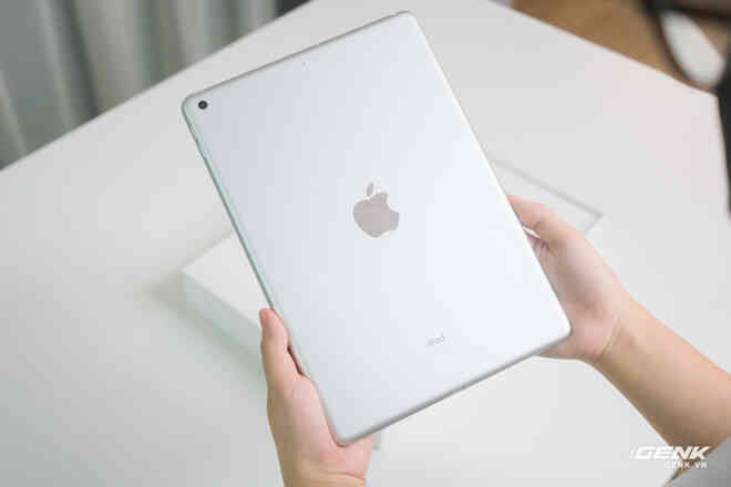 Trên tay iPad 9 tại VN: Thiết kế lỗi thời nhưng vẫn sẽ bán rất chạy! - Ảnh 3. Trên tay iPad 9 tại VN: Thiết kế lỗi thời nhưng vẫn sẽ bán rất chạy! - Ảnh 3.