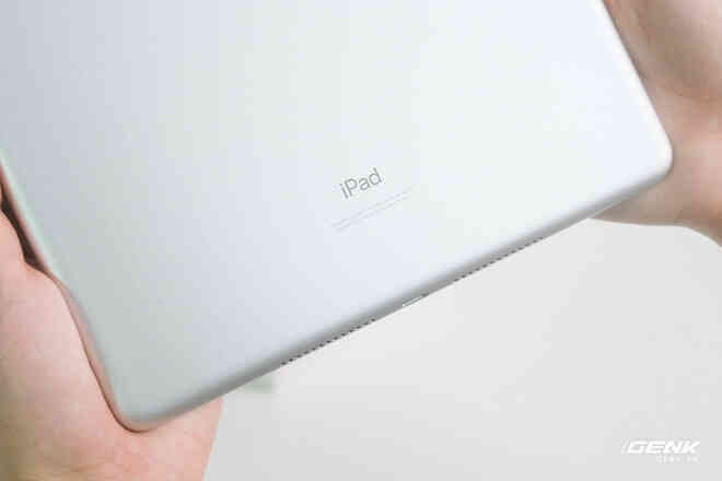 Trên tay iPad 9 tại VN: Thiết kế lỗi thời nhưng vẫn sẽ bán rất chạy! - Ảnh 4. Trên tay iPad 9 tại VN: Thiết kế lỗi thời nhưng vẫn sẽ bán rất chạy! - Ảnh 4.