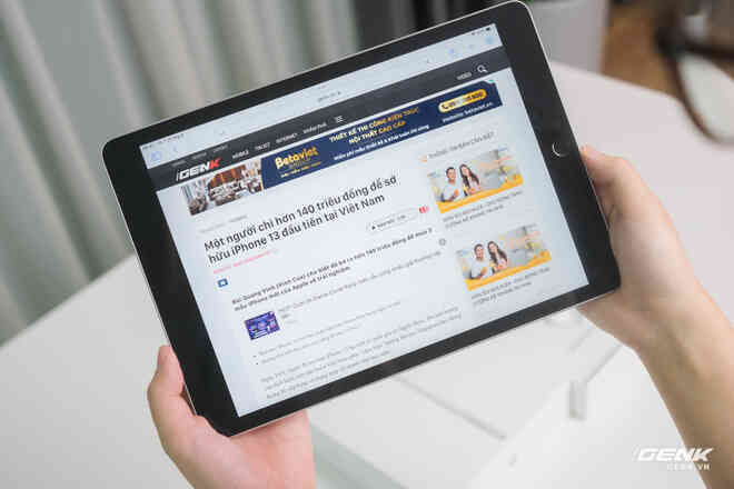 Trên tay iPad 9 tại VN: Thiết kế lỗi thời nhưng vẫn sẽ bán rất chạy! - Ảnh 5. Trên tay iPad 9 tại VN: Thiết kế lỗi thời nhưng vẫn sẽ bán rất chạy! - Ảnh 5.