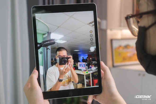 Trên tay iPad 9 tại VN: Thiết kế lỗi thời nhưng vẫn sẽ bán rất chạy! - Ảnh 8. Trên tay iPad 9 tại VN: Thiết kế lỗi thời nhưng vẫn sẽ bán rất chạy! - Ảnh 8.