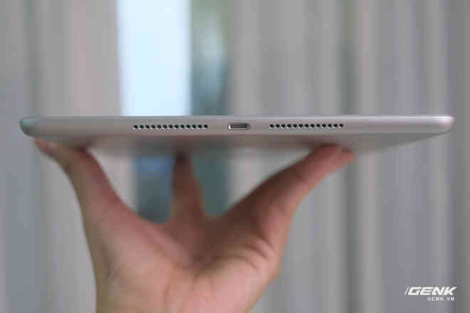 Trên tay iPad 9 tại VN: Thiết kế lỗi thời nhưng vẫn sẽ bán rất chạy! - Ảnh 9. Trên tay iPad 9 tại VN: Thiết kế lỗi thời nhưng vẫn sẽ bán rất chạy! - Ảnh 9.