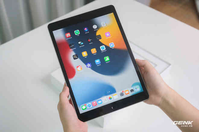 Trên tay iPad 9 tại VN: Thiết kế lỗi thời nhưng vẫn sẽ bán rất chạy! - Ảnh 10. Trên tay iPad 9 tại VN: Thiết kế lỗi thời nhưng vẫn sẽ bán rất chạy! - Ảnh 10.