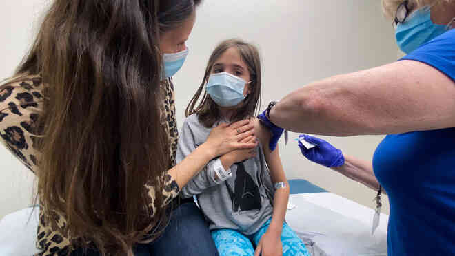 Vắc-xin Pfizer an toàn với trẻ 5-11 tuổi, đang tiếp tục thử nghiệm trên trẻ sơ sinh 6 tháng đến 5 tuổi - Ảnh 1.