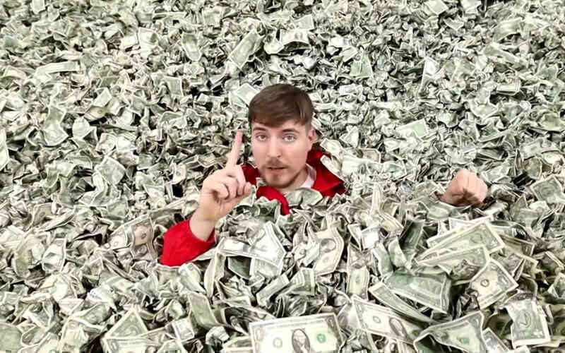 YouTuber chịu chi nhất thế giới tiết lộ mỗi năm dùng hết 48 triệu USD để làm video - Ảnh 1. YouTuber chịu chi nhất thế giới tiết lộ mỗi năm dùng hết 48 triệu USD để làm video - Ảnh 1.