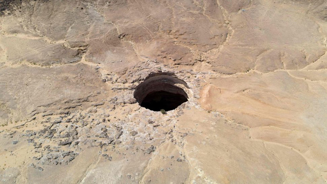 Lần đầu tiên có đoàn thám hiểm chạm tới đáy giếng địa ngục triệu năm tuổi ở Yemen - Ảnh 1.