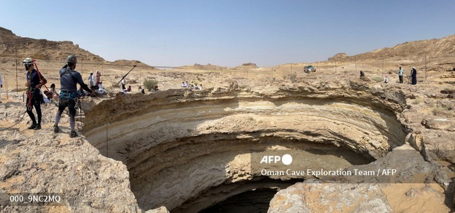 Lần đầu tiên có đoàn thám hiểm chạm tới đáy giếng địa ngục triệu năm tuổi ở Yemen - Ảnh 2.