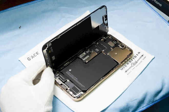 Hình ảnh mổ bụng chiếc iPhone 13 Pro Max đầu tiên tại Việt Nam, bên trong chiếc smartphone xịn xò này có gì? - Ảnh 3. Hình ảnh mổ bụng chiếc iPhone 13 Pro Max đầu tiên tại Việt Nam, bên trong chiếc smartphone xịn xò này có gì? - Ảnh 3.
