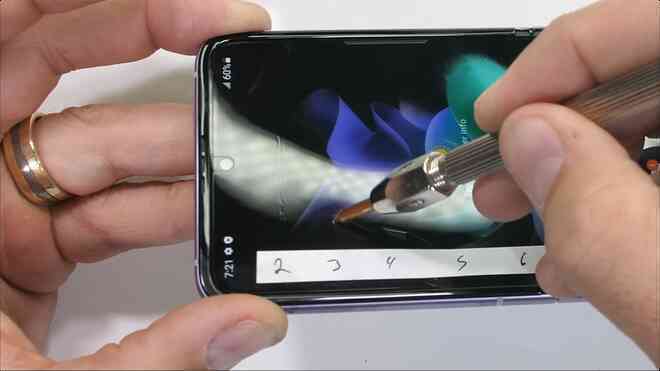 Galaxy Z Flip3 có độ bền ấn tượng, bẻ ngược bằng tay không hề hấn gì - Ảnh 5.