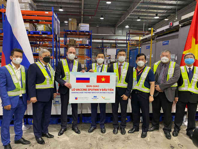 Việt Nam tiếp nhận lô vắc xin Sputnik V đầu tiên sau chuyến thăm LB Nga của Bộ trưởng Ngoại giao Bùi Thanh Sơn - Ảnh 1. Việt Nam tiếp nhận lô vắc xin Sputnik V đầu tiên sau chuyến thăm LB Nga của Bộ trưởng Ngoại giao Bùi Thanh Sơn - Ảnh 1.