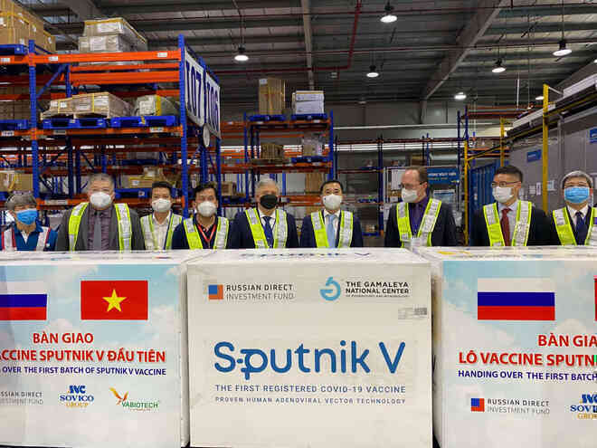 Việt Nam tiếp nhận lô vắc xin Sputnik V đầu tiên sau chuyến thăm LB Nga của Bộ trưởng Ngoại giao Bùi Thanh Sơn - Ảnh 2.