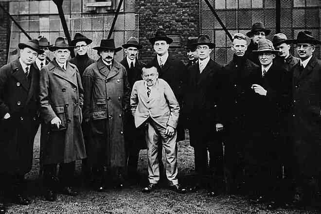Thí nghiệm Philadelphia: Nikola Tesla và Einstein có thể tiến hành thử nghiệm dịch chuyển xuyên không - thời gian? - Ảnh 5. Thí nghiệm Philadelphia: Nikola Tesla và Einstein có thể tiến hành thử nghiệm dịch chuyển xuyên không - thời gian? - Ảnh 5.