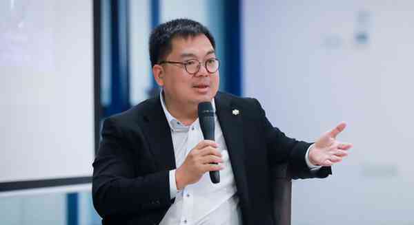 Ông Hoàng Nam Tiến: Trước khi định bỏ học như Bill Gates thì phải xem lại bố mẹ mình có giàu như bố mẹ Bill Gates, hay mình có thông minh bằng họ không? - Ảnh 1. Ông Hoàng Nam Tiến: Trước khi định bỏ học như Bill Gates thì phải xem lại bố mẹ mình có giàu như bố mẹ Bill Gates, hay mình có thông minh bằng họ không? - Ảnh 1.