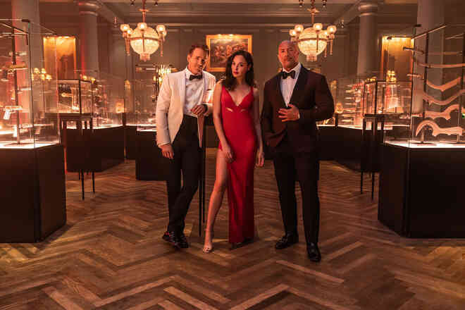 Gal Gadot một mình xử đẹp The Rock và Ryan Reynolds trong trailer bom tấn hành động Red Notice - Ảnh 2. Gal Gadot một mình xử đẹp The Rock và Ryan Reynolds trong trailer bom tấn hành động Red Notice - Ảnh 2.