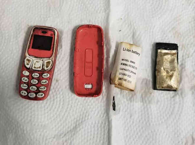 Sợ bị phát hiện, tù nhân nuốt luôn... Nokia 3310 vào bụng - Ảnh 2. Sợ bị phát hiện, tù nhân nuốt luôn... Nokia 3310 vào bụng - Ảnh 2.