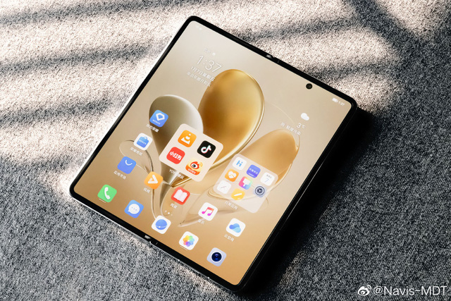 Honor ra mắt Magic V: Smartphone màn hình gập đầu tiên trang bị con chip Snapdragon 8 Gen 1, giá 35.5 triệu đồng - Ảnh 3. Honor ra mắt Magic V: Smartphone màn hình gập đầu tiên trang bị con chip Snapdragon 8 Gen 1, giá 35.5 triệu đồng - Ảnh 3.