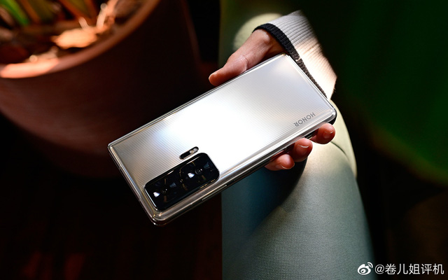 Honor ra mắt Magic V: Smartphone màn hình gập đầu tiên trang bị con chip Snapdragon 8 Gen 1, giá 35.5 triệu đồng - Ảnh 4. Honor ra mắt Magic V: Smartphone màn hình gập đầu tiên trang bị con chip Snapdragon 8 Gen 1, giá 35.5 triệu đồng - Ảnh 4.