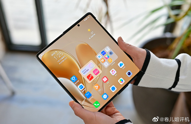 Honor ra mắt Magic V: Smartphone màn hình gập đầu tiên trang bị con chip Snapdragon 8 Gen 1, giá 35.5 triệu đồng - Ảnh 5. Honor ra mắt Magic V: Smartphone màn hình gập đầu tiên trang bị con chip Snapdragon 8 Gen 1, giá 35.5 triệu đồng - Ảnh 5.