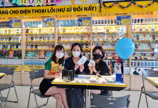 Người dùng Việt hào hứng với siêu phẩm Galaxy S21FE ngày mở bán: "Phiên bản hợp túi tiền nhất năm"