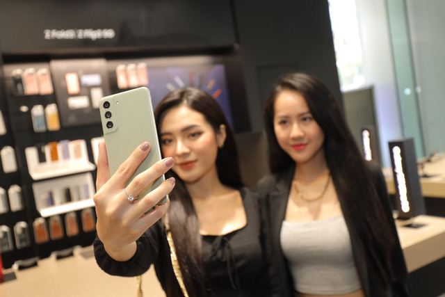 Người dùng Việt hào hứng với siêu phẩm Galaxy S21FE - Ảnh 2. Người dùng Việt hào hứng với siêu phẩm Galaxy S21FE - Ảnh 2.