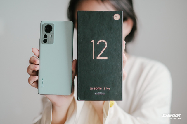 Trên tay Xiaomi 12 Pro: Thiết kế mới với mặt lưng giả da, chip Snapdragon 8 Gen 1 hiệu năng mạnh nhưng vẫn nóng, giá 20 triệu tại VN