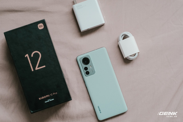 Trên tay Xiaomi 12 Pro: Thiết kế mới với mặt lưng giả da, chip Snapdragon 8 Gen 1 hiệu năng mạnh nhưng vẫn nóng, giá 20 triệu tại VN - Ảnh 2. Trên tay Xiaomi 12 Pro: Thiết kế mới với mặt lưng giả da, chip Snapdragon 8 Gen 1 hiệu năng mạnh nhưng vẫn nóng, giá 20 triệu tại VN - Ảnh 2.