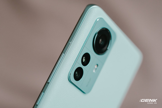 Trên tay Xiaomi 12 Pro: Thiết kế mới với mặt lưng giả da, chip Snapdragon 8 Gen 1 hiệu năng mạnh nhưng vẫn nóng, giá 20 triệu tại VN - Ảnh 7. Trên tay Xiaomi 12 Pro: Thiết kế mới với mặt lưng giả da, chip Snapdragon 8 Gen 1 hiệu năng mạnh nhưng vẫn nóng, giá 20 triệu tại VN - Ảnh 7.
