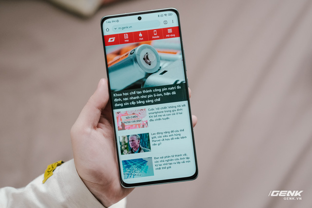 Trên tay Xiaomi 12 Pro: Thiết kế mới với mặt lưng giả da, chip Snapdragon 8 Gen 1 hiệu năng mạnh nhưng vẫn nóng, giá 20 triệu tại VN - Ảnh 8. Trên tay Xiaomi 12 Pro: Thiết kế mới với mặt lưng giả da, chip Snapdragon 8 Gen 1 hiệu năng mạnh nhưng vẫn nóng, giá 20 triệu tại VN - Ảnh 8.