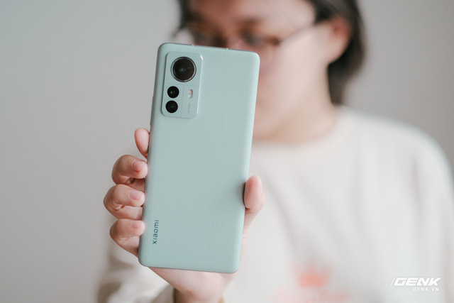 Trên tay Xiaomi 12 Pro: Thiết kế mới với mặt lưng giả da, chip Snapdragon 8 Gen 1 hiệu năng mạnh nhưng vẫn nóng, giá 20 triệu tại VN - Ảnh 17. Trên tay Xiaomi 12 Pro: Thiết kế mới với mặt lưng giả da, chip Snapdragon 8 Gen 1 hiệu năng mạnh nhưng vẫn nóng, giá 20 triệu tại VN - Ảnh 17.